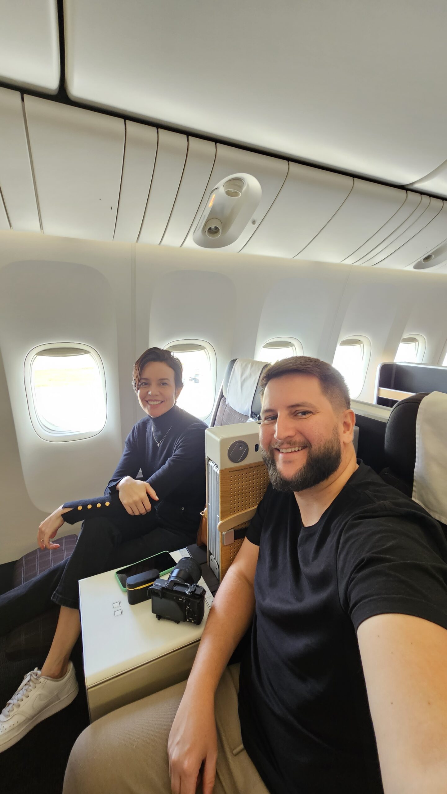 Casal na cabine executiva da Swiss rumo a Buenos Aires