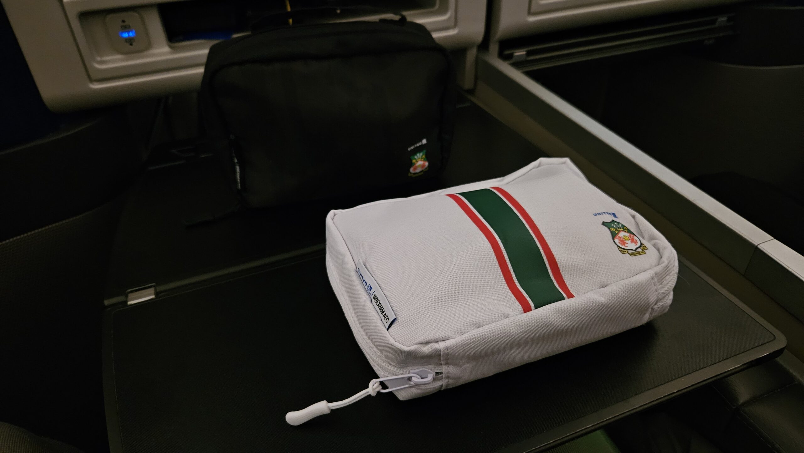 Amenity kit da United em parceria com o Wrexham AFC na executiva rumo a Chicago