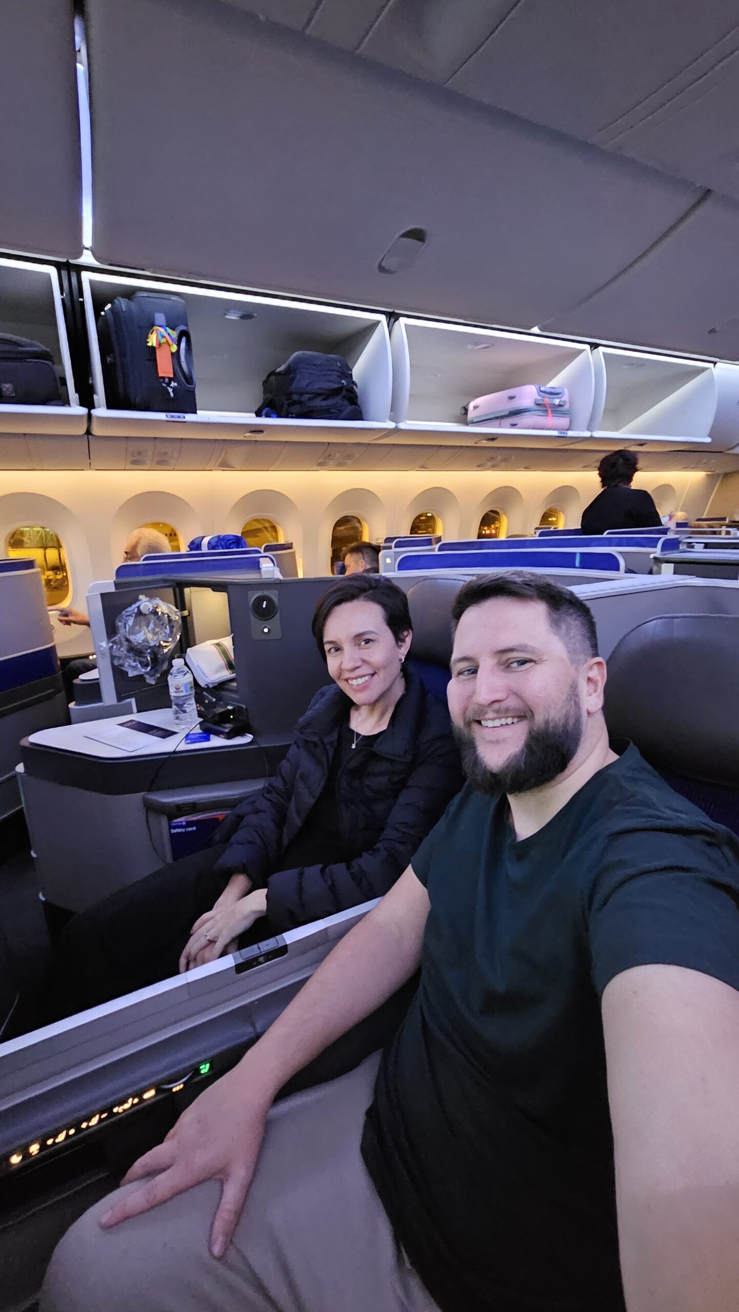 Casal na cabine executiva da United rumo a Chicago