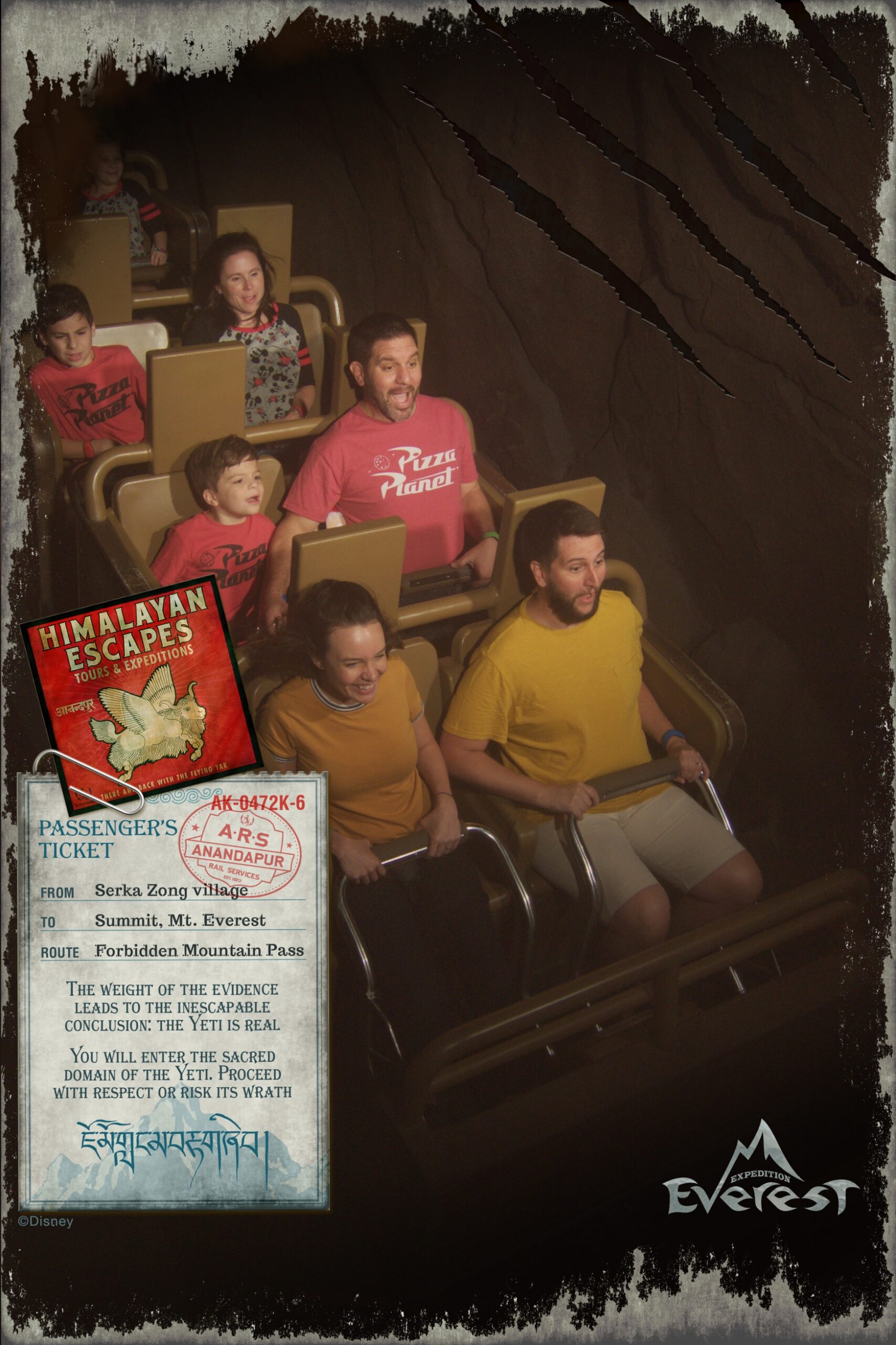 Familia andando no Expedition Everest, atracao radical do Animal Kingdom