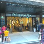 Fachada de uma loja da Primark nos Estados Unidos, com letreiro iluminado