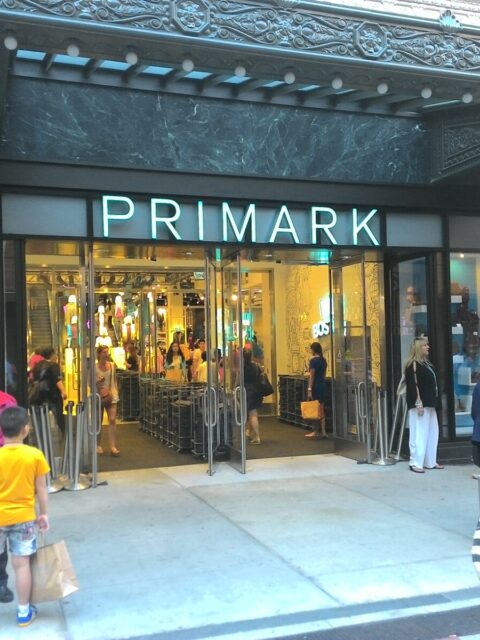 Fachada de uma loja da Primark nos Estados Unidos, com letreiro iluminado