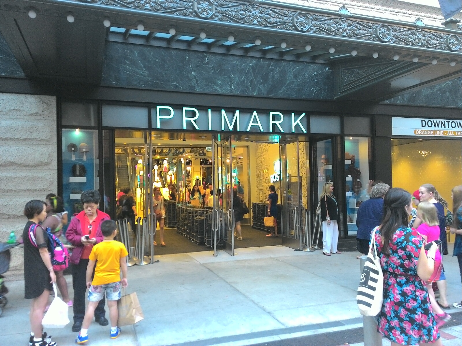 Fachada de uma loja da Primark nos Estados Unidos, com letreiro iluminado