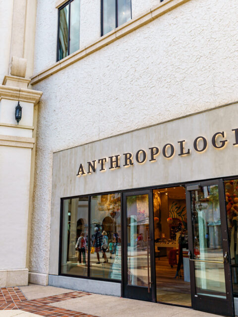 Fachada da loja Anthropologie dentro do The Mall at Millenia, em Orlando