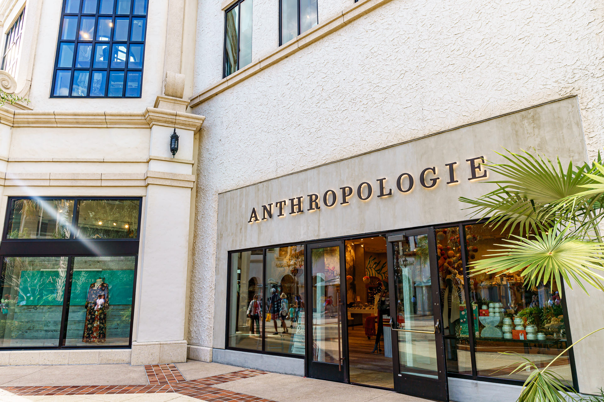 Fachada da loja Anthropologie dentro do The Mall at Millenia, em Orlando