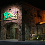 Fachada iluminada de um restaurante Olive Garden à noite