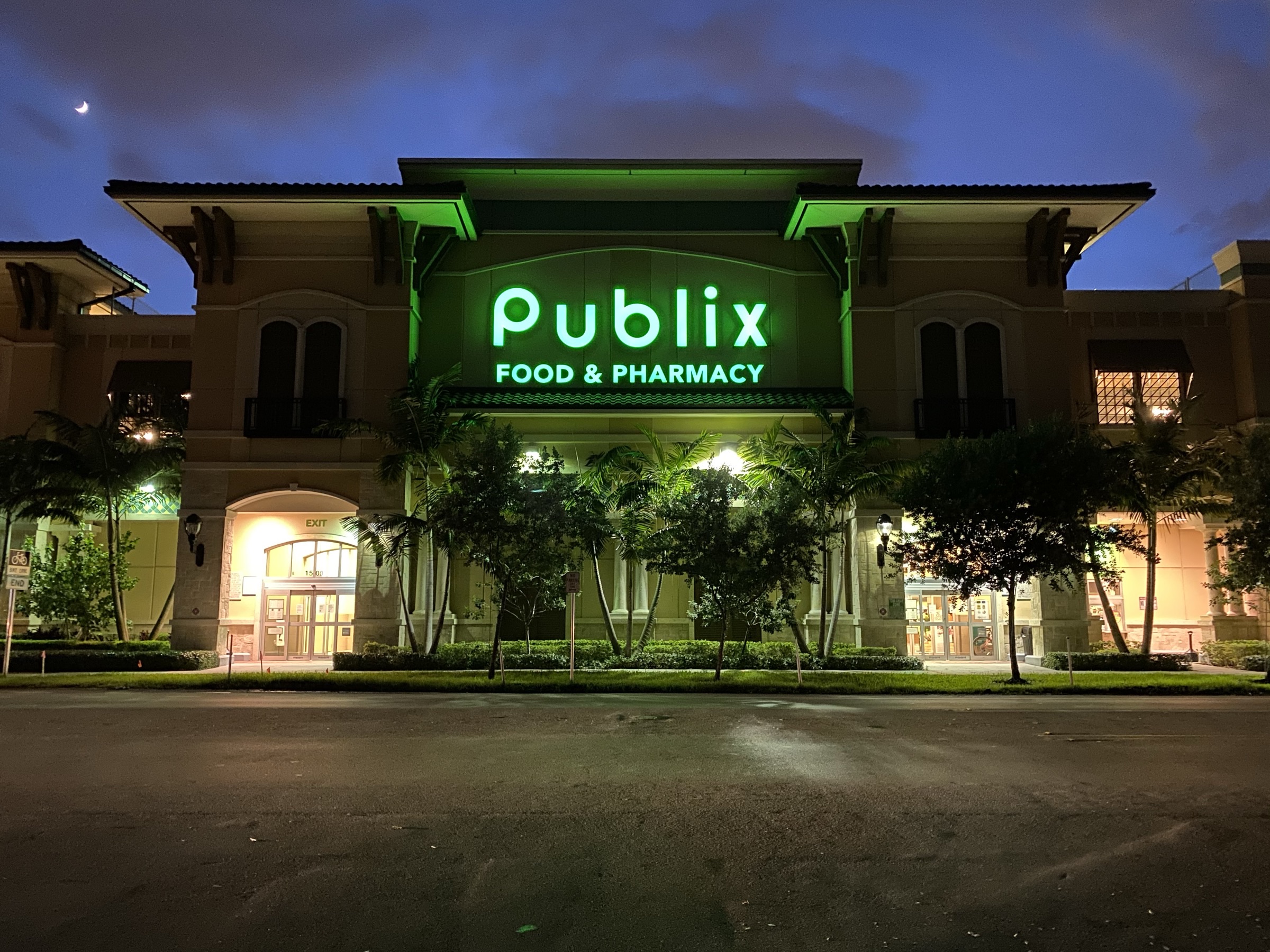 Fachada iluminada de uma loja do Publix Food and Pharmacy na Flórida