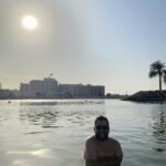 Rudi na piscina do Fairmont Abu Dhabi com a vista da cidade ao fundo