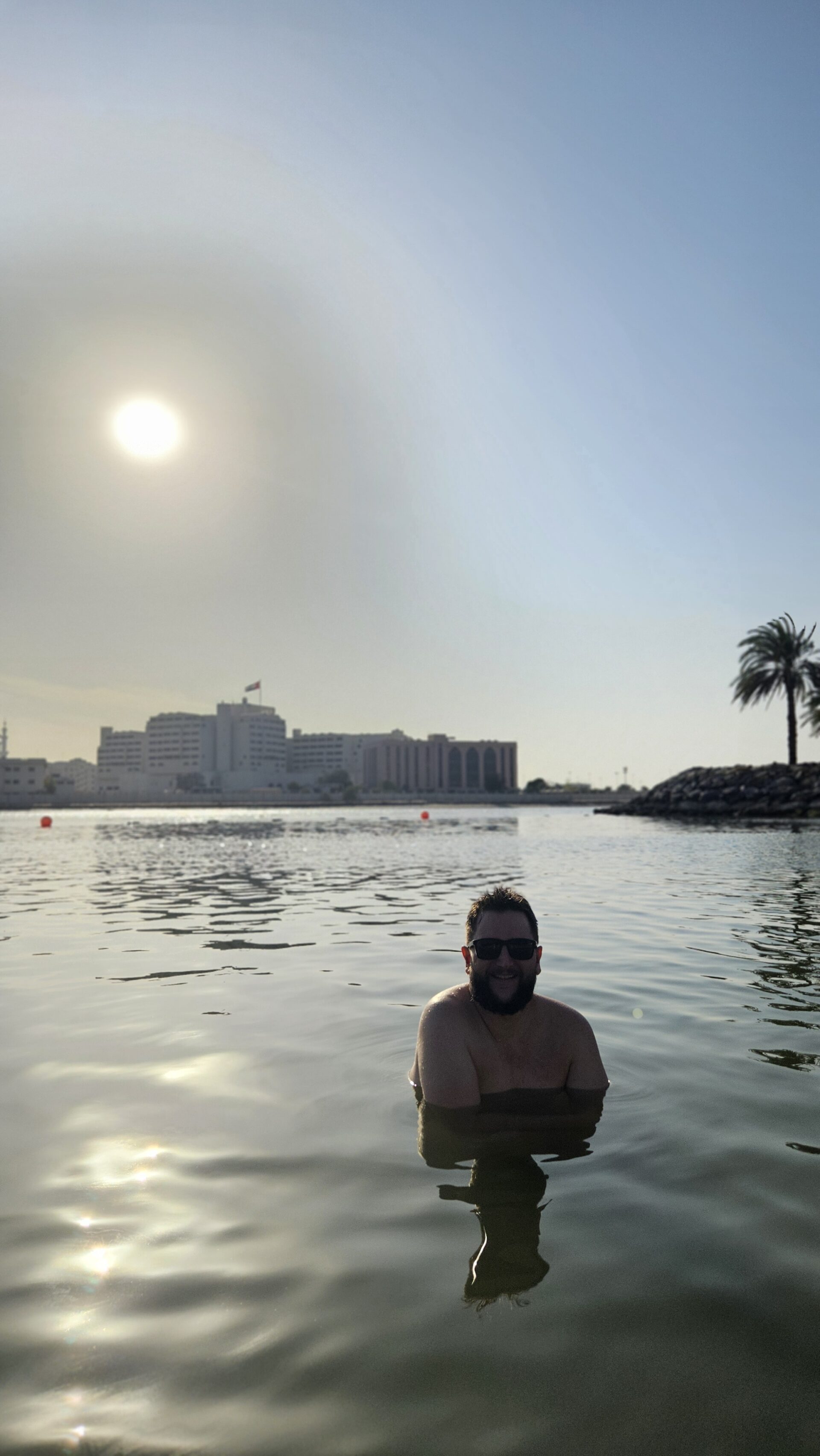 Rudi na piscina do Fairmont Abu Dhabi com a vista da cidade ao fundo