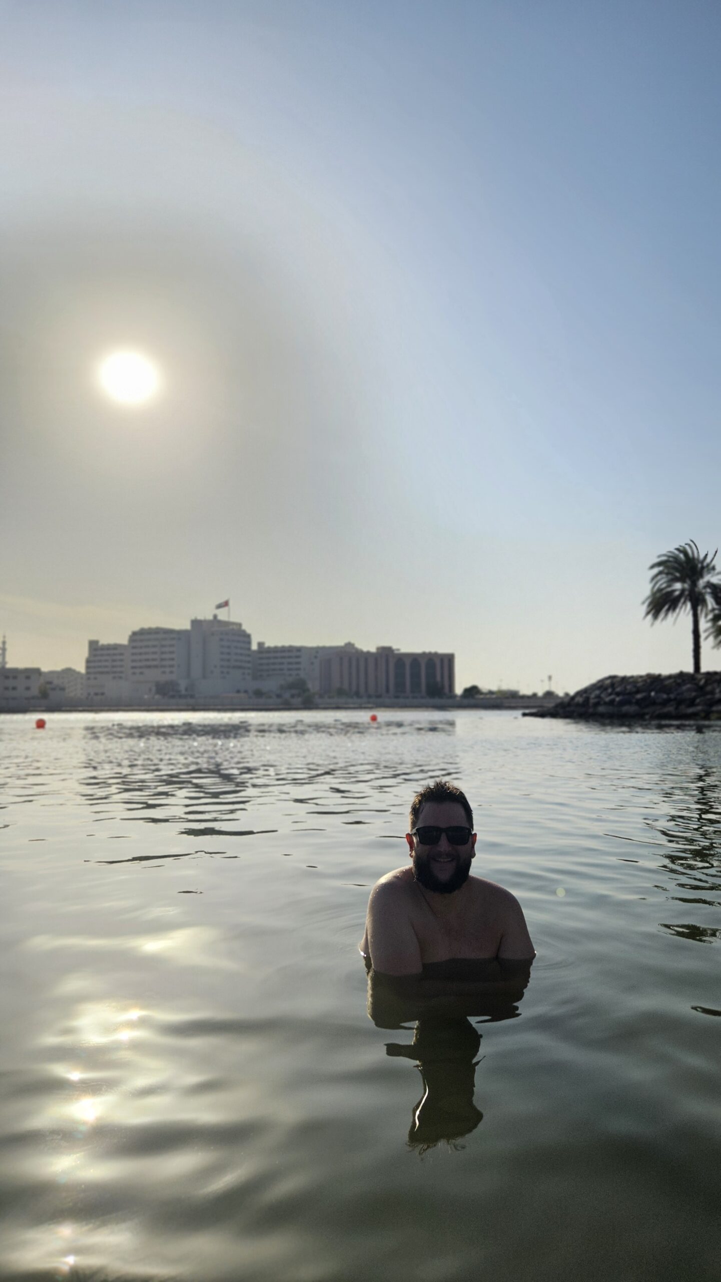 Rudi na piscina do Fairmont Abu Dhabi com a vista da cidade ao fundo