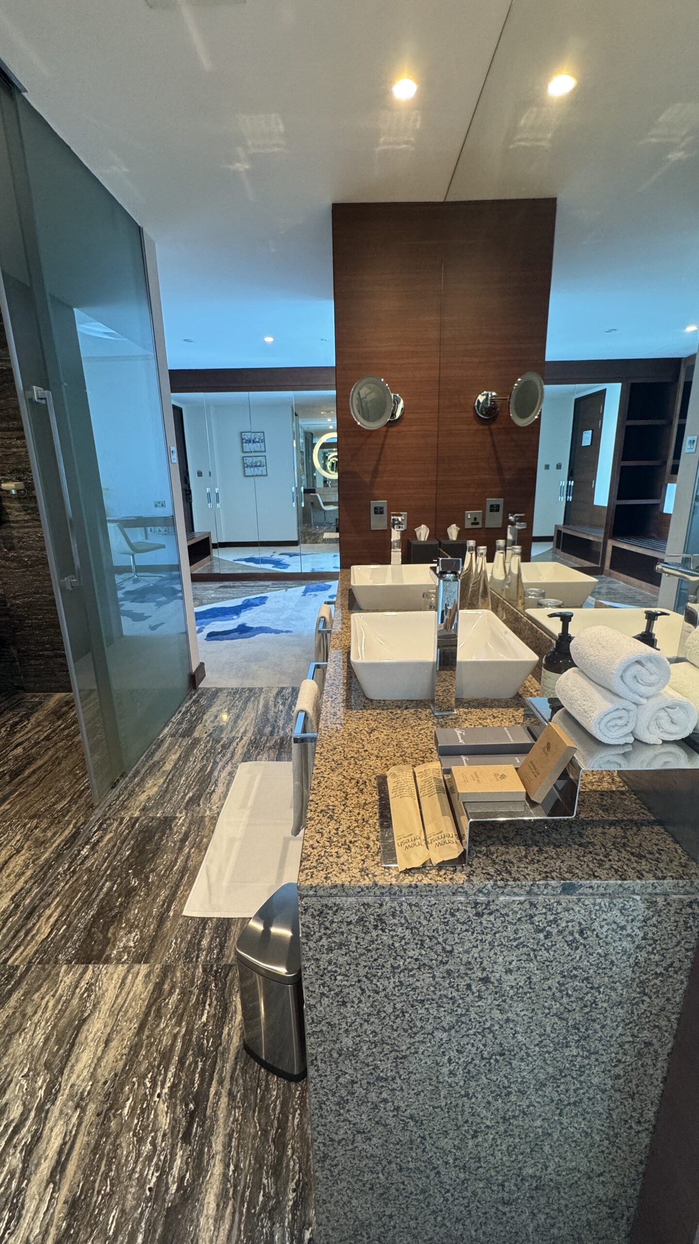 Banheiro da suíte do Fairmont Bab Al Bahr com duas cubas e amenities Le Labo Rose 31