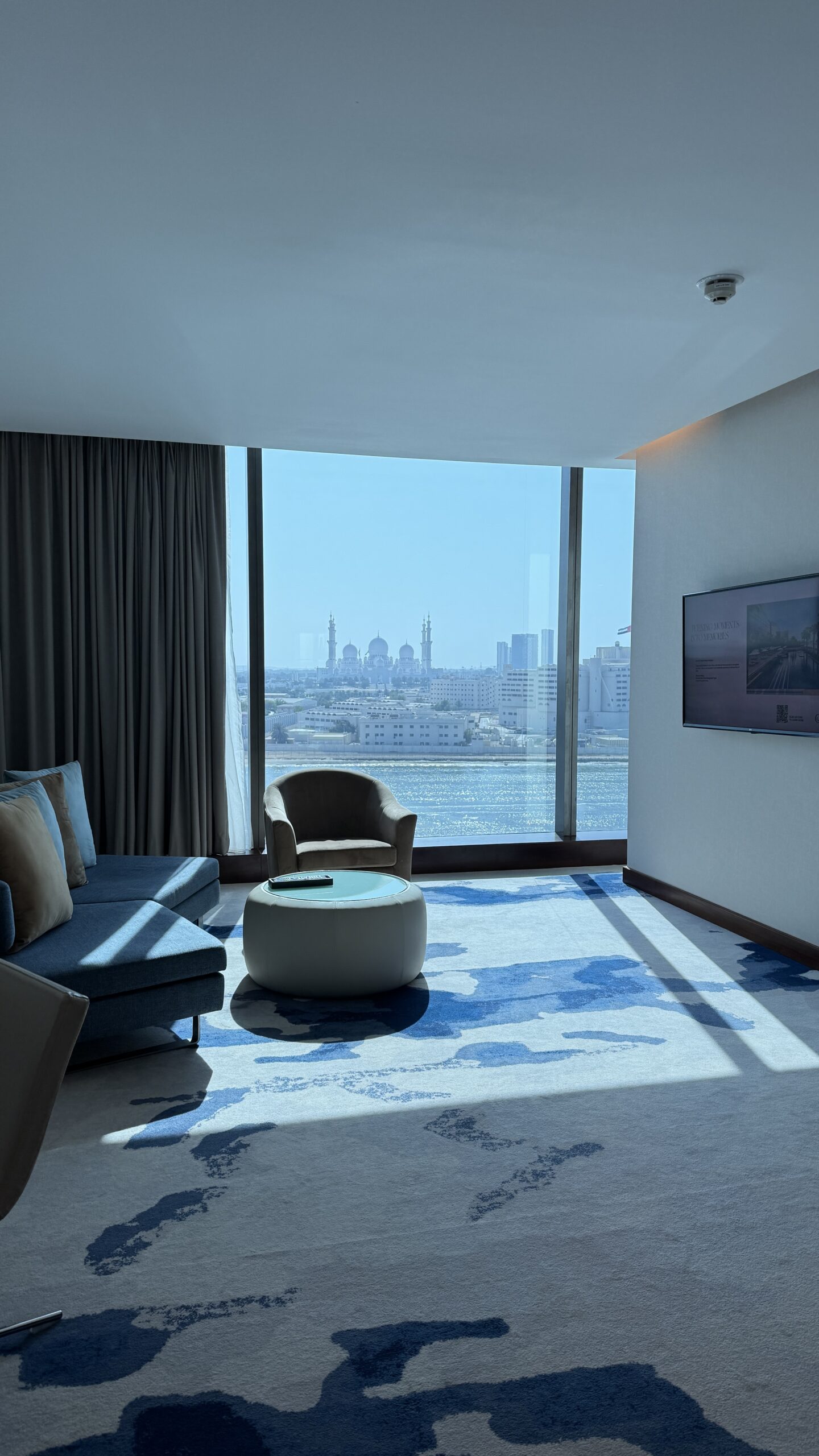 Vista da sala da suíte do Fairmont Bab Al Bahr para a Mesquita Sheikh Zayed ao entardecer