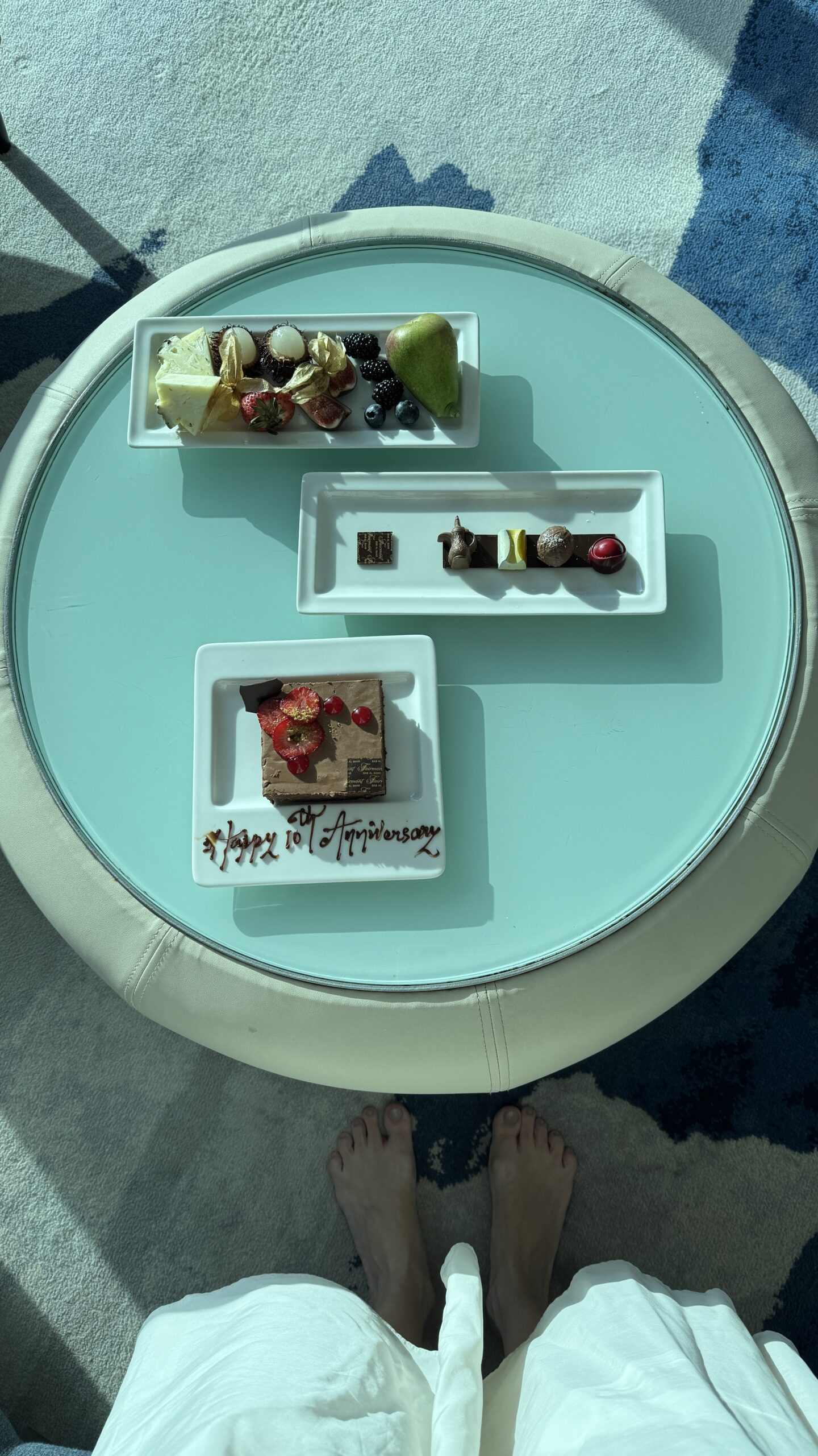 Sobremesas de boas-vindas servidas na suíte do Fairmont Bab Al Bahr, vistas de cima