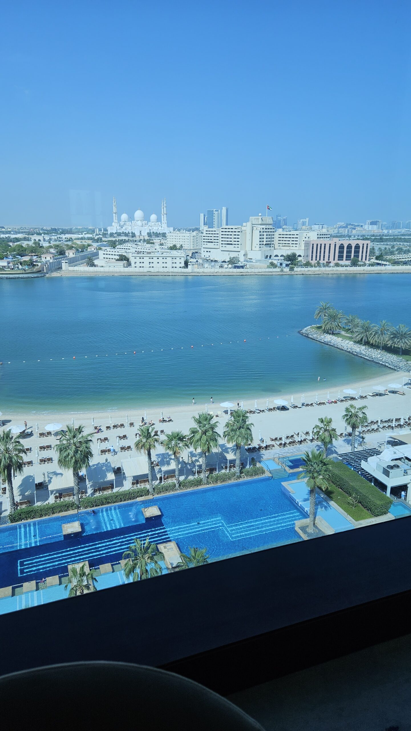 Vista aérea da suíte do Fairmont Bab Al Bahr para a piscina, a praia e a cidade de Abu Dhabi