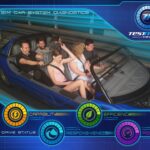 Familia rindo durante a atracao Test Track no Epcot em Orlando