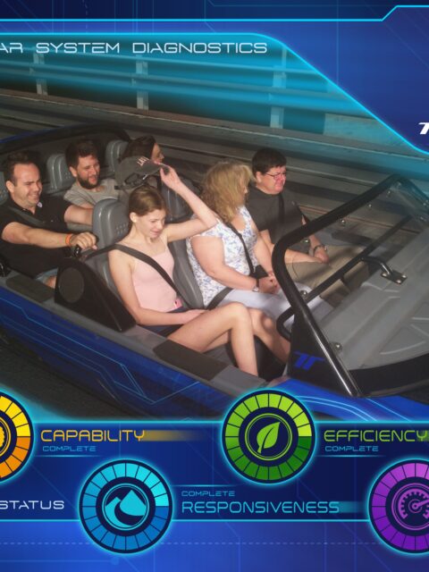 Familia rindo durante a atracao Test Track no Epcot em Orlando