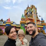 Familia na entrada do Beto Carrero World em frente ao castelo colorido