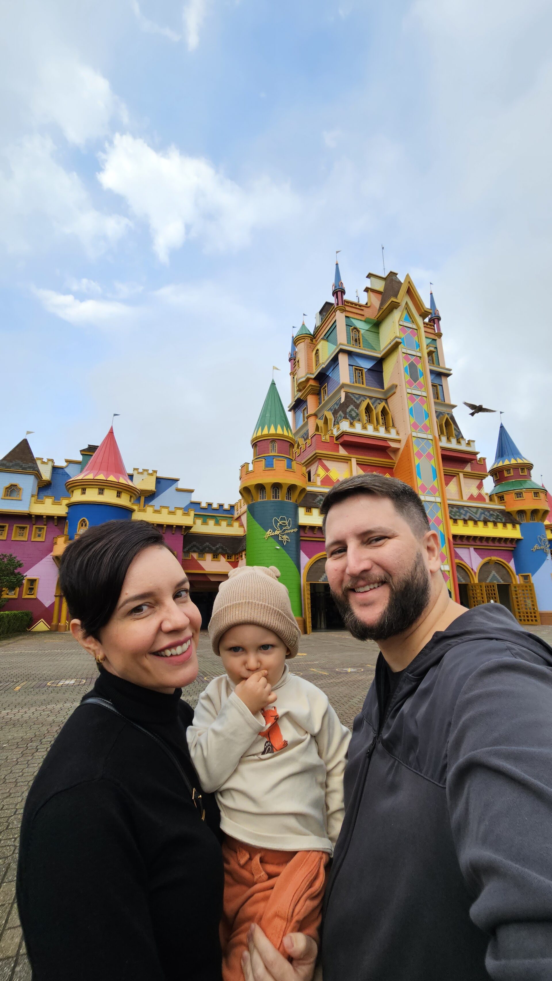 Familia na entrada do Beto Carrero World em frente ao castelo colorido