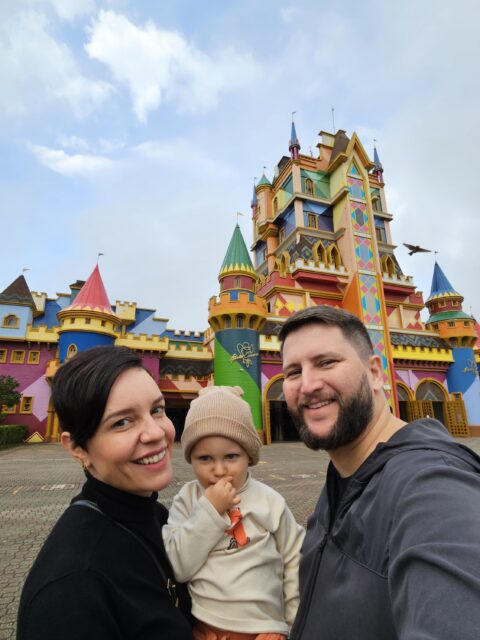 Familia na entrada do Beto Carrero World em frente ao castelo colorido
