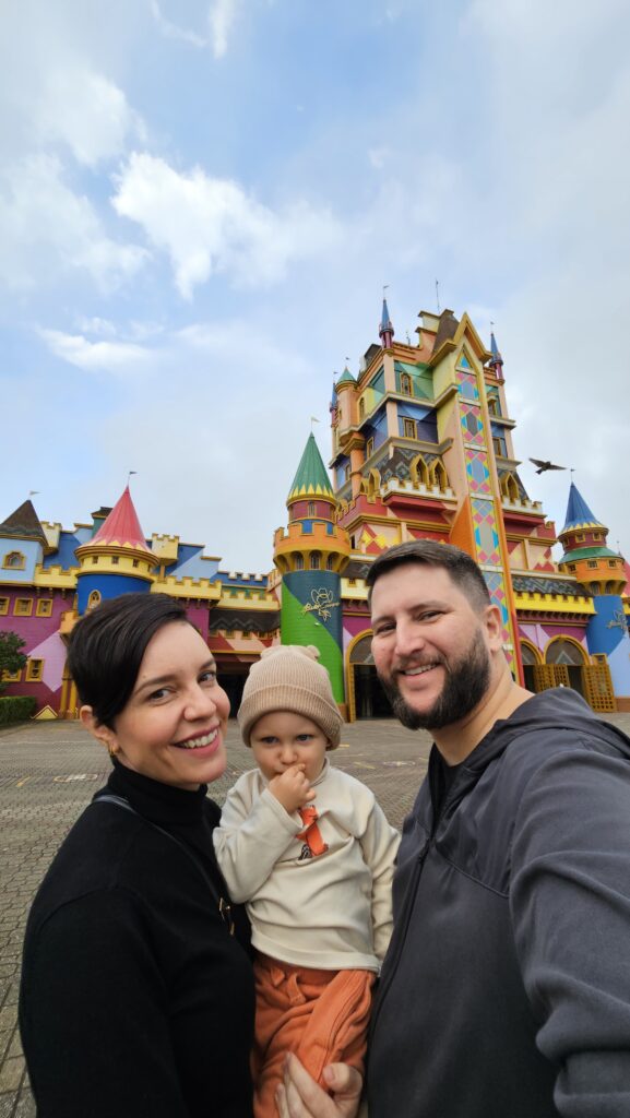 Familia na entrada do Beto Carrero World em frente ao castelo colorido