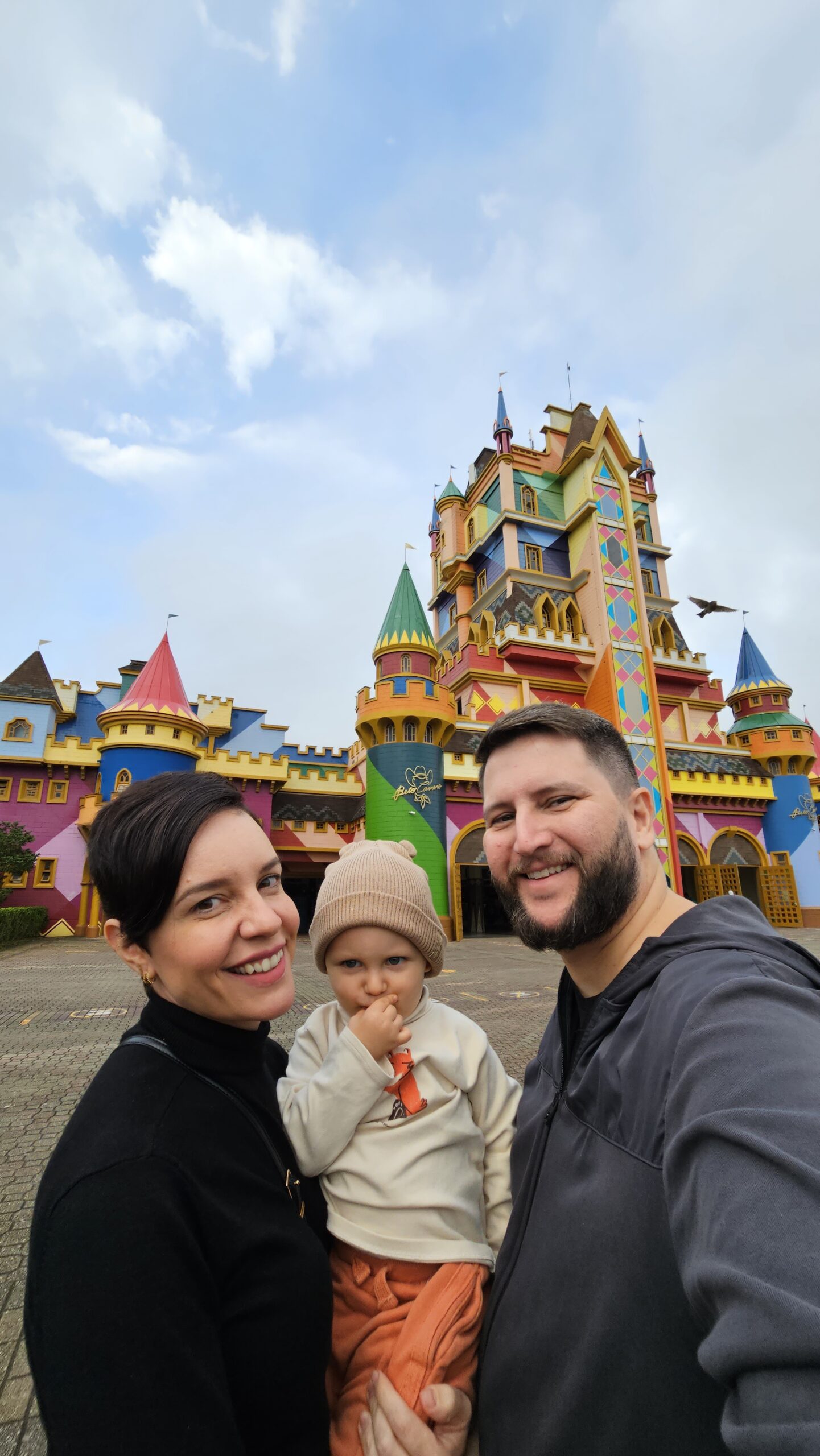 Família na entrada do Beto Carrero World em frente ao castelo colorido