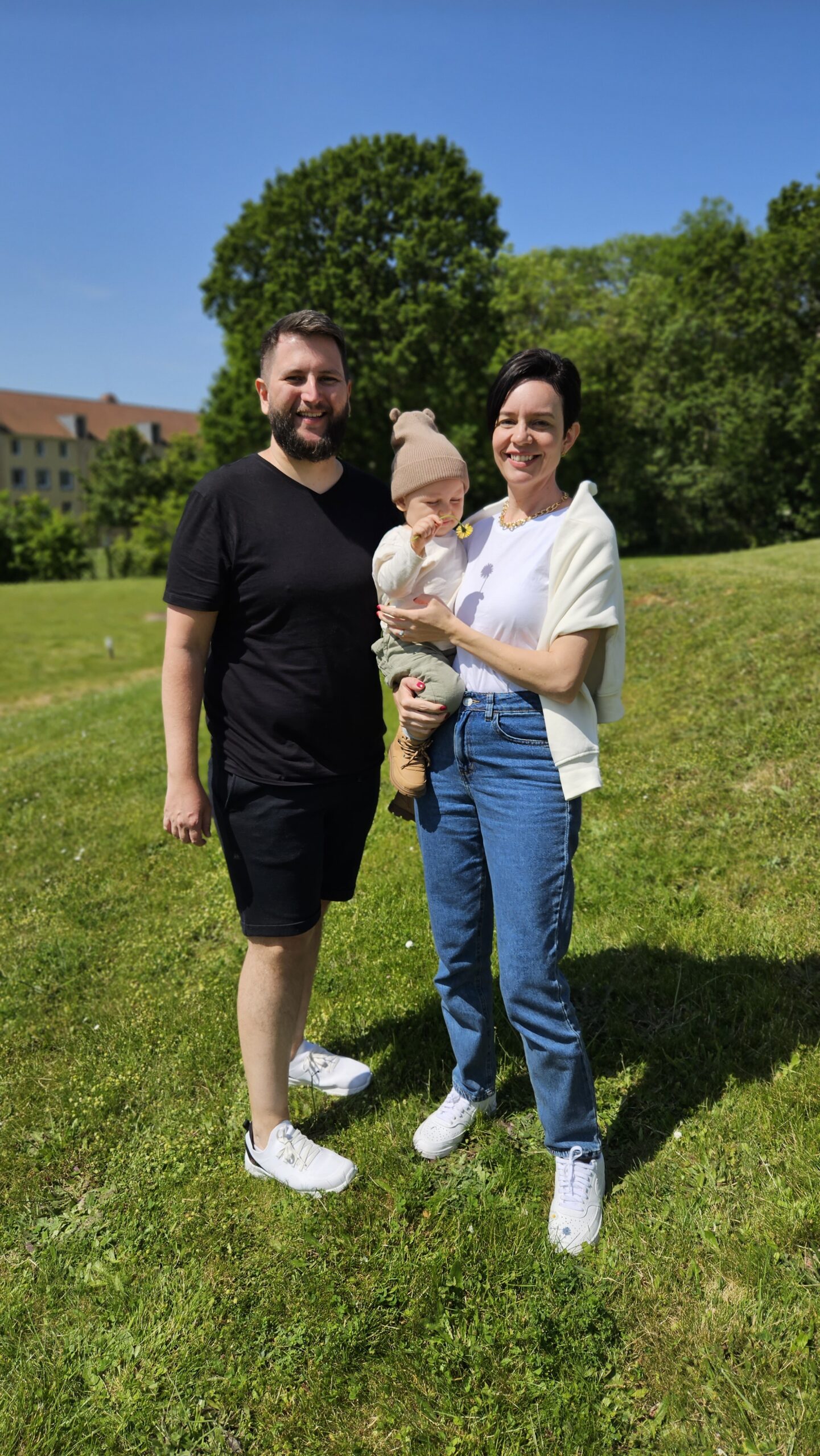 Familia no gramado em frente a fachada do B&B Hotel Disneyland Paris