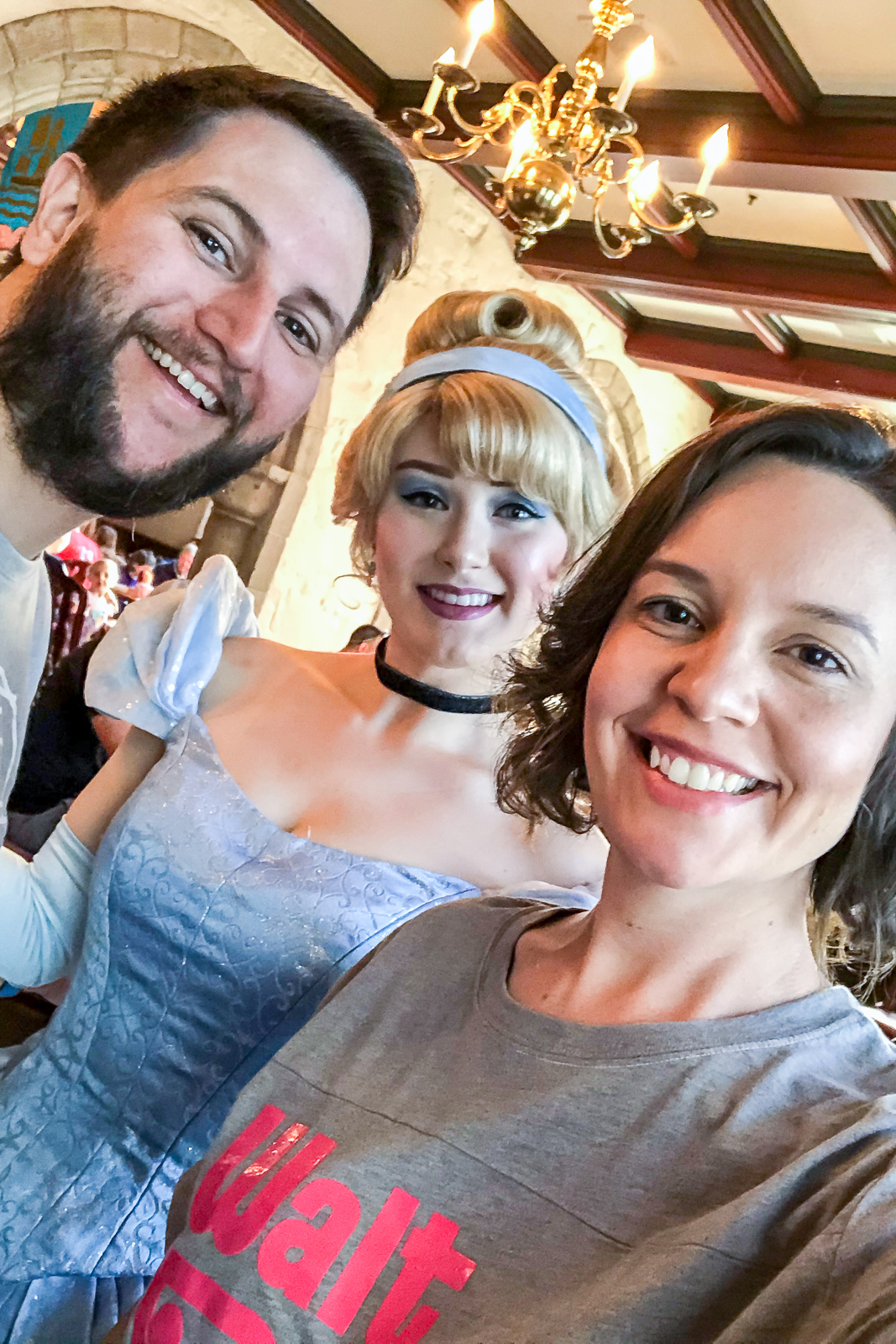 Familia tira selfie durante jantar com a personagem Cinderela em restaurante tematico da Disney