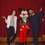 Casal posa com o Mickey vestido a rigor durante festa natalina exclusiva no Magic Kingdom