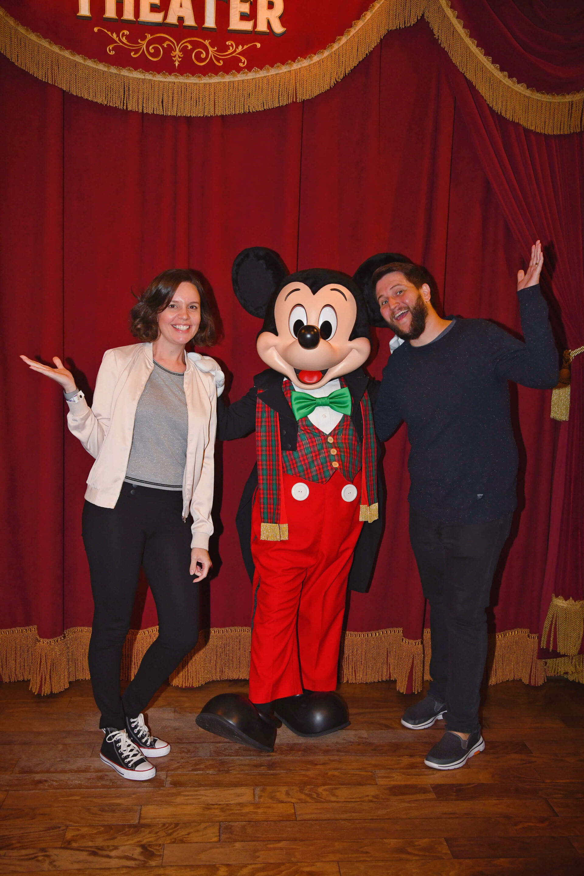 Casal posa com o Mickey vestido a rigor durante festa natalina exclusiva no Magic Kingdom