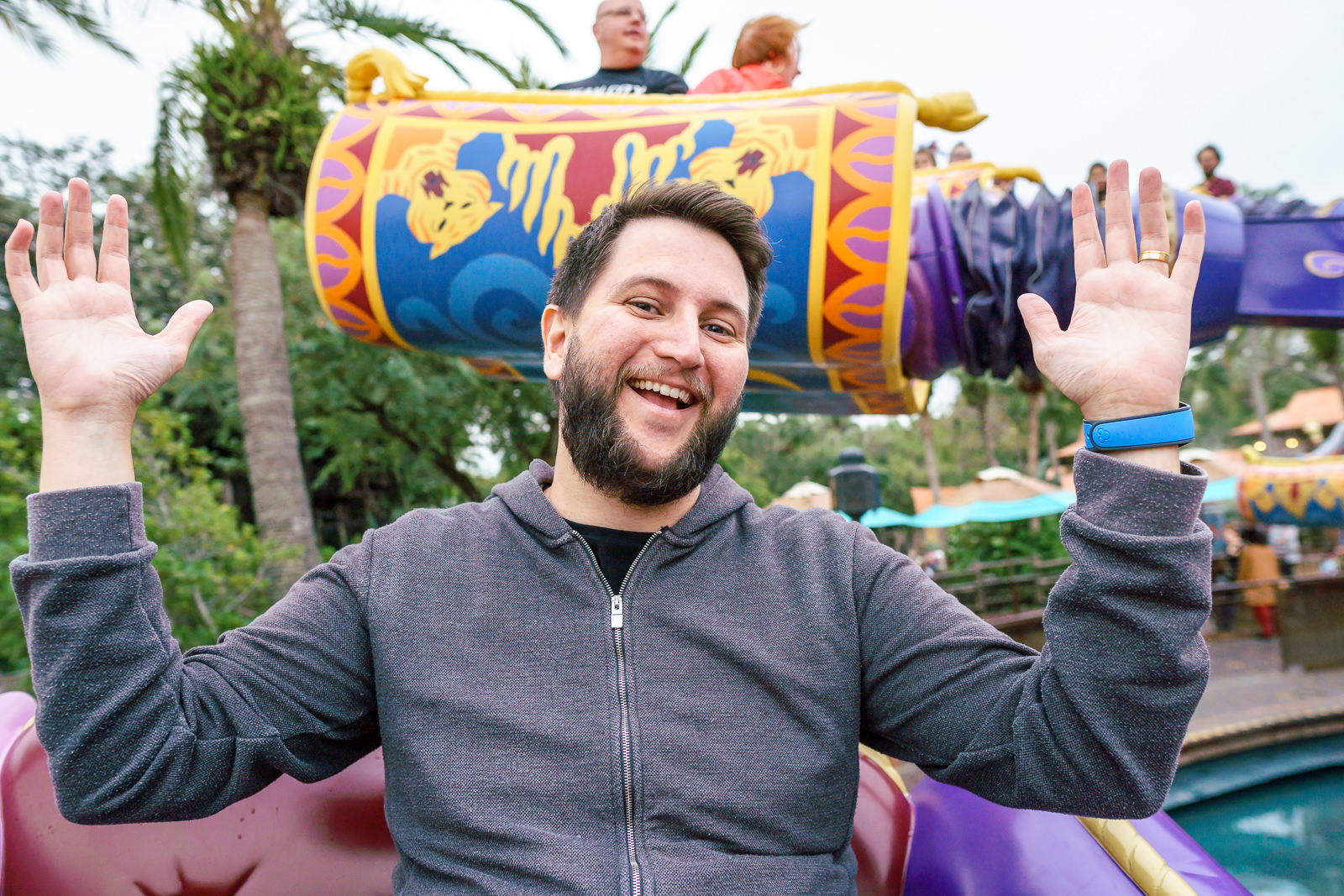 Familia comemorando durante o passeio do Tapete Magico do Aladdin no Magic Kingdom