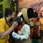 Familia registrando encontro com personagem Minnie na roupa de safari no Animal Kingdom em Orlando