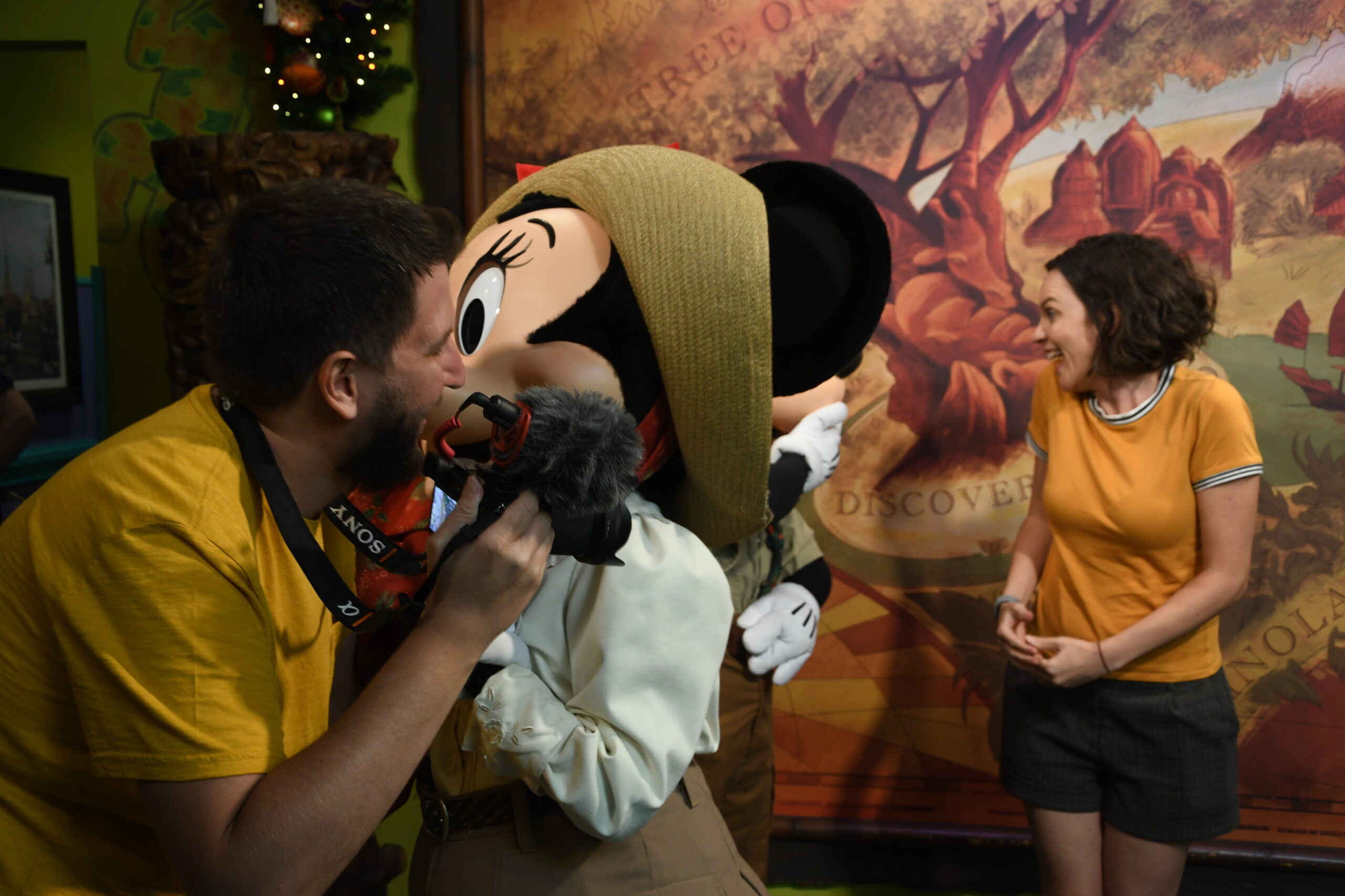 Pai fotografando a familia com a Minnie fantasiada de exploradora no Animal Kingdom em Orlando
