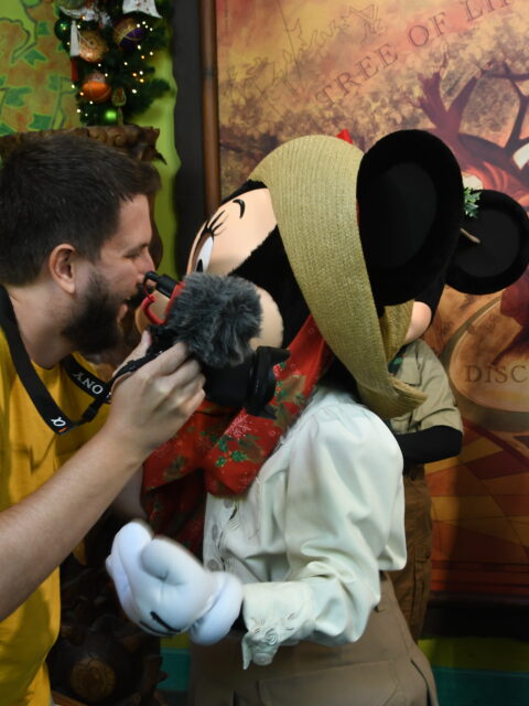 Familia registrando encontro com personagem Minnie na roupa de safari no Animal Kingdom em Orlando