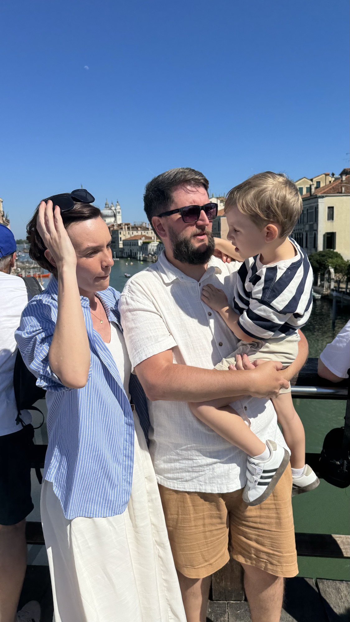 Família reunida na Ponte de Rialto com o Grande Canal e as gôndolas ao fundo