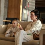 Família tranquila em sala VIP de aeroporto antes do embarque