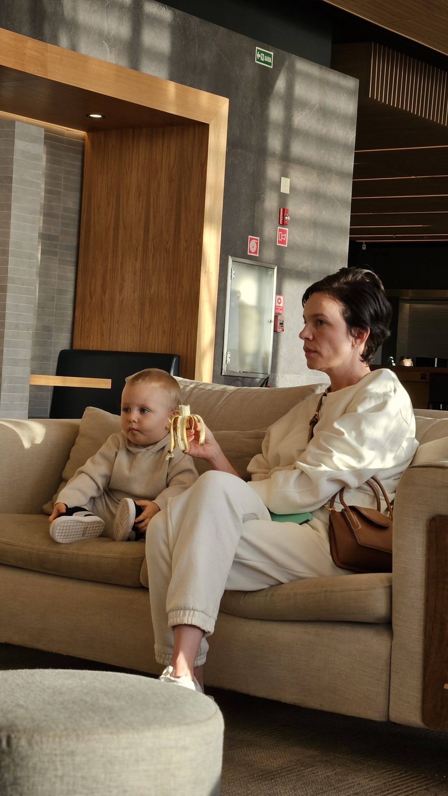 Família tranquila em sala VIP de aeroporto antes do embarque