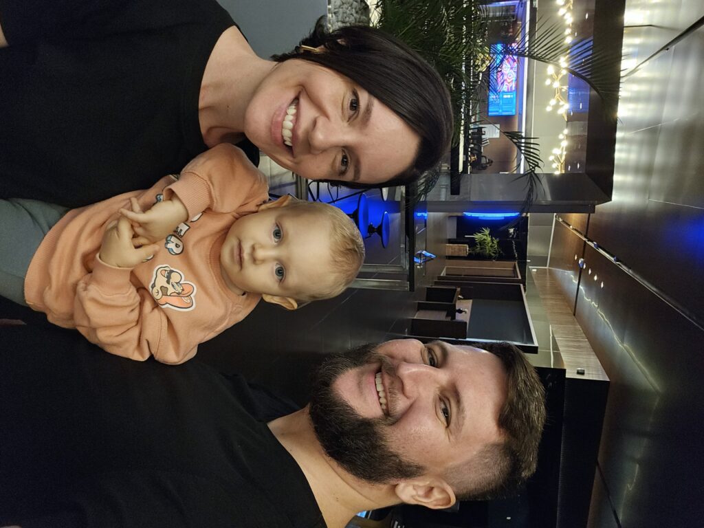 Família completa em aeroporto durante viagem organizada com roteiro no aplicativo