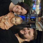 Família completa em aeroporto durante viagem organizada com roteiro no aplicativo