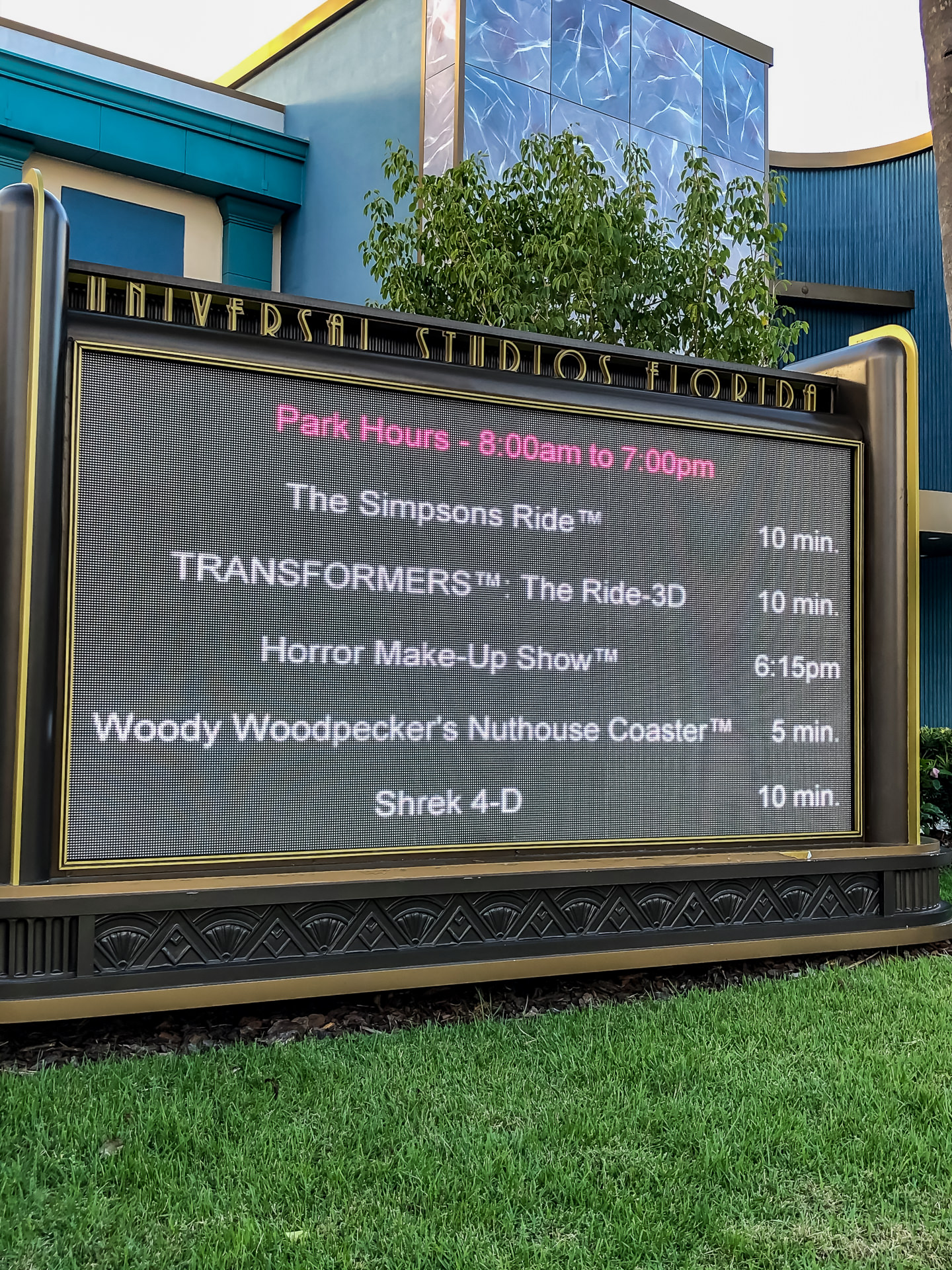 Painel de horários e tempo de espera das atrações no Universal Studios Florida
