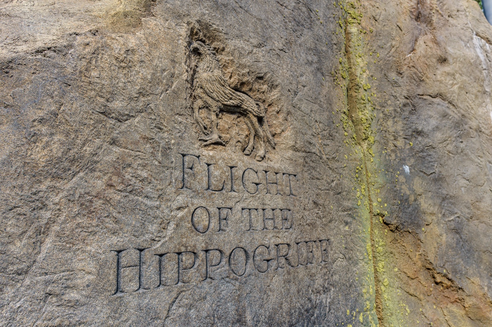 Pedra entalhada na entrada da Flight of the Hippogriff