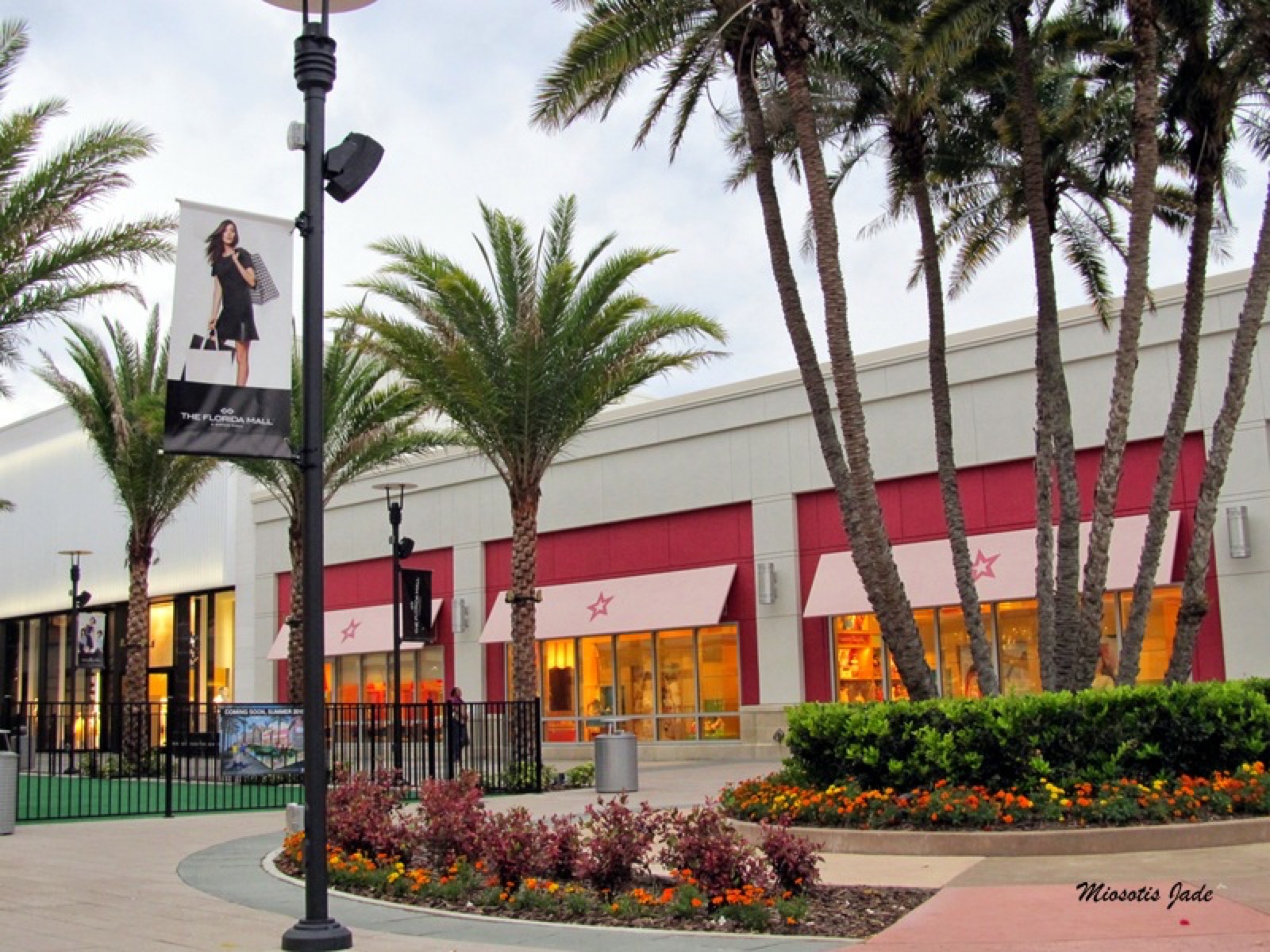 Entrada externa do Florida Mall com palmeiras e fachada da Macys ao fundo