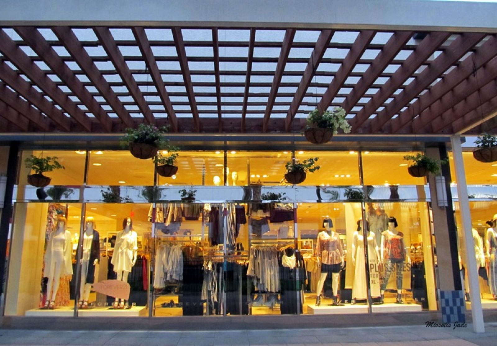 Vitrine de loja de roupas com manequins no Florida Mall em Orlando