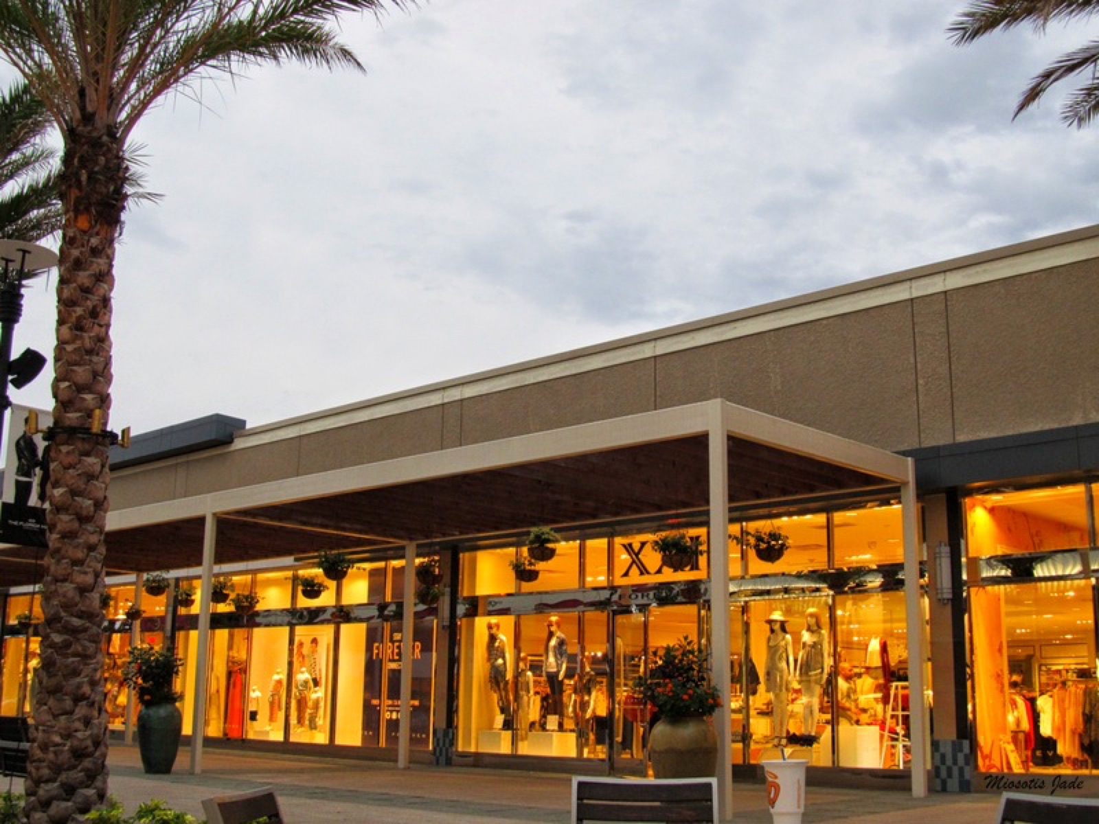 Vitrines iluminadas de lojas de roupa na area externa do Florida Mall