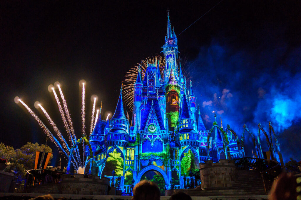 Show de fogos e projeção no Castelo da Cinderela durante a noite no Magic Kingdom