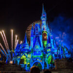 Show de fogos e projeção no Castelo da Cinderela durante a noite no Magic Kingdom