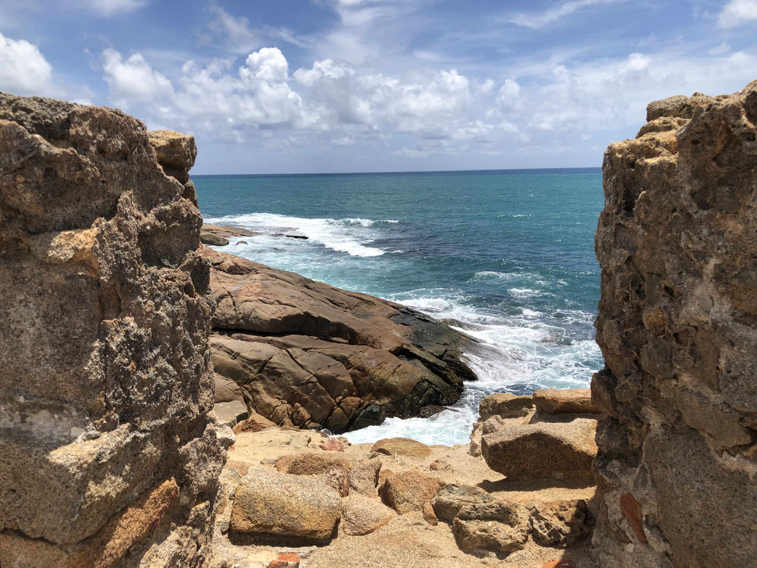 Vista do mar entre as pedras das ruinas do Forte Castelo do Mar no Cabo de Santo Agostinho