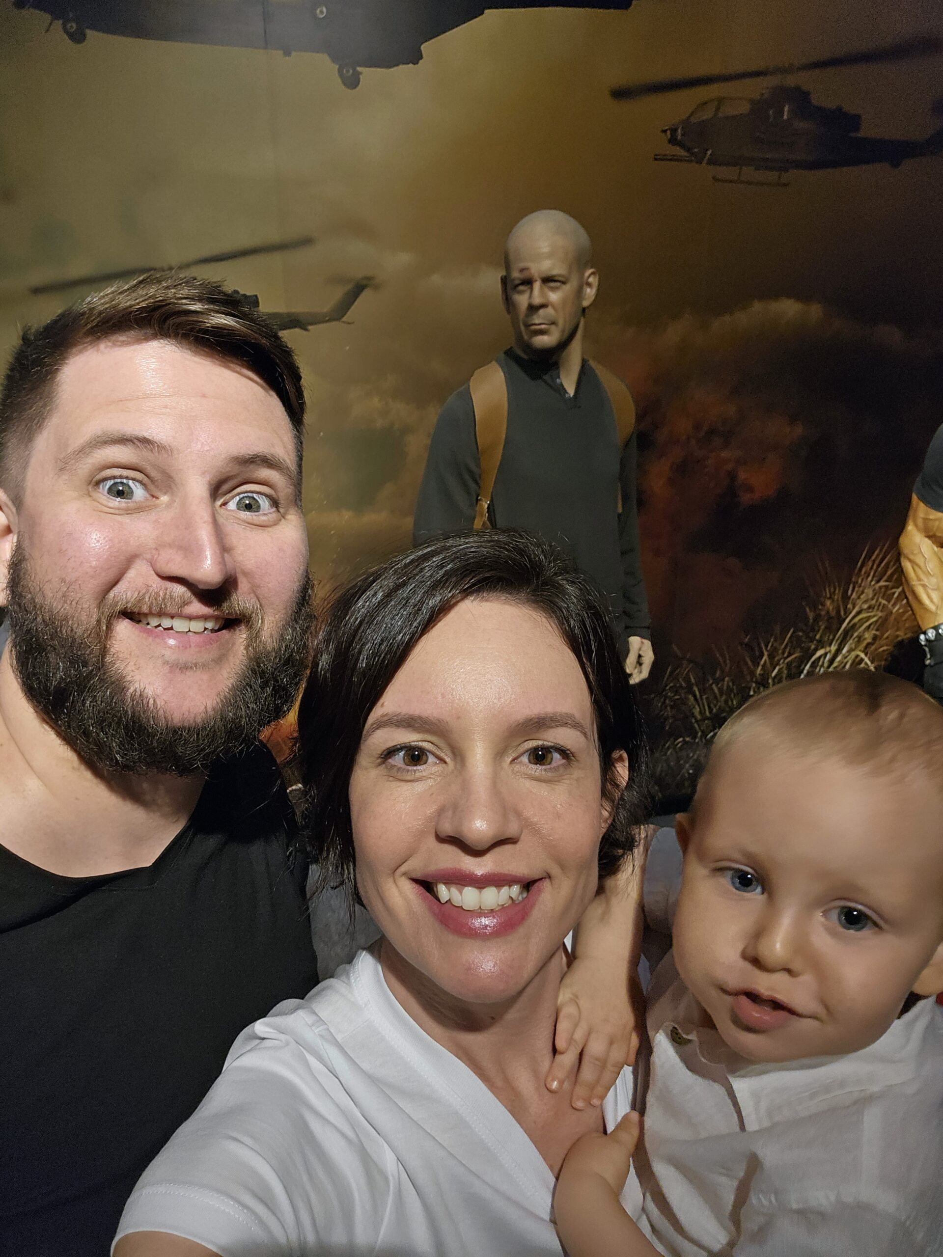 Família posando com estátua de cera no Museu de Cera do Dream Show Park em Foz do Iguaçu