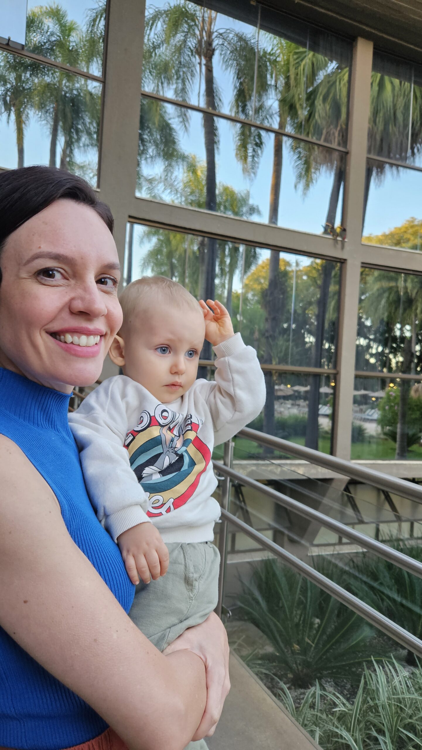 Mãe e Samuel na área externa do Hotel Vivaz Cataratas em Foz do Iguaçu