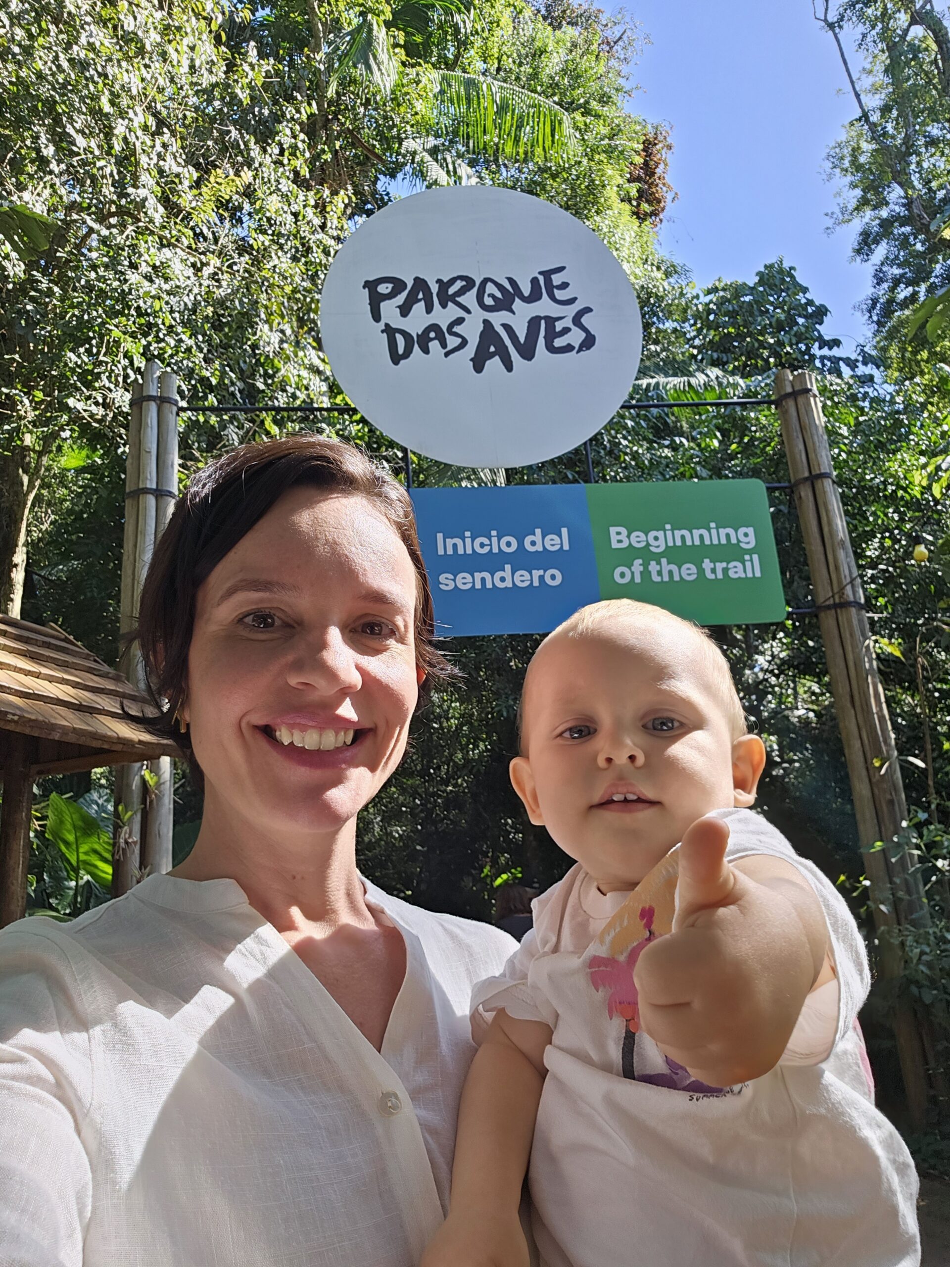 Mãe e Samuel na entrada do Parque das Aves em Foz do Iguaçu