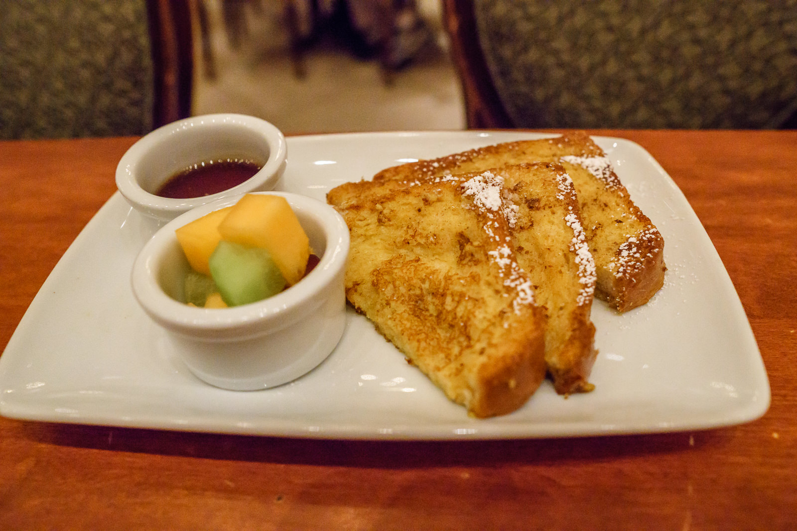 Prato de rabanada com frutas servido em cafe da manha em restaurante da Disney